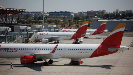 24/07/2024 Varios aviones en la terminal 4 del Aeropuerto Adolfo Suárez Madrid-Barajas, a 24 de julio de 2024, en Madrid (España). La red de aeropuertos de Aena prevé operar un total de 41.336 vuelos en este puente de julio -entre el 24 y 29 de julio- siendo el próximo sábado el día de más movimientos, con 6.970, según los datos facilitados a Europa Press por el gestor aeroportuario. Mañana 25 de julio se celebra en España el día de Santiago Apóstol, patrón nacional, por lo que será festivo en las comunidades autónomas de Cantabria, Galicia, la Comunidad de Madrid, Navarra y el País Vasco.POLITICA Alejandro Martínez Vélez - Europa Press