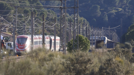 Vista del lugar del accidente de los trenes que colisionaron ayer domingo cerca de Adamuz