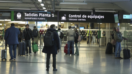 Pasajeros en el vestíbulo en la estación de Atocha