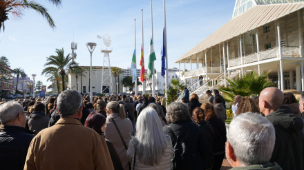 Imágenes de los cinco minutos de silencio convocado por el Ayuntamiento de Punta Umbría