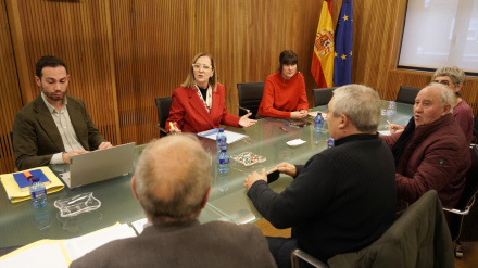 La presidenta de la Confederación Hidrográfica del Duero (CHD), María Jesús Lafuente, informa del desarrollo del encuentro con representantes de la Comunidad de Regantes del Páramo Bajo de León y Zamora.
