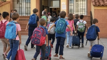 Escolares a la puerta de un colegio