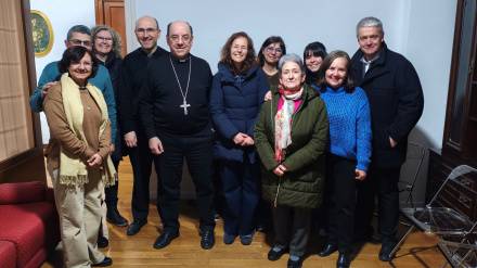 El arzobispo de Pamplona, monseñor Florencio Roselló, bendice una de las habitaciones.