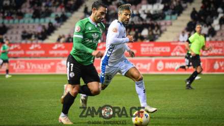 Kike Márquez avanza con el balón en un duelo
