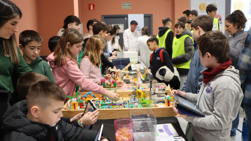 Los niños presentan los proyectos en los que han trabajado en sus respectivos   centros educativos