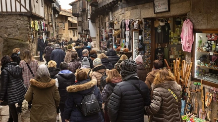 FITUR: El año dual España-India, el turismo de congresos, el ámbito gastronómico en torno a la tapa y el cine como territorio para los rodajes centran la apuesta del Ayuntamiento de Valladolid en la Feria Internacional de Turismo (Fitur), que fue inaugurada hoy en Ifema (Madrid) por Sus Majestades los Reyes, en una edición marcada por la tragedia ferroviaria de Adamuz. La gastronomía en torno al mundo de la tapa y la ciudad como escenario de rodajes complementa la oferta de la capital, pero, ¿y la provincia?CHICO FITUR: El turismo rural se consolida como una alternativa al tradicional modelo de sol y playa con un dato revelador: un dato revelador es que el 90% de la oferta de turismo rural en Castilla y León se encuentra en poblaciones de menos de 500 habitantes. Para poner en valor este turismo pegado a la naturaleza y a las raíces de Castilla y León, Luis chico, portavoz de la asociación de turismo rural ha  ensalzado en FITUR el valor de un turismo que ofrece lo que busca el turista: la tranquilidad, el contacto con la familia y el disfrute del interior, una tendencia que posiciona a la comunidad en un lugar destacado. El turismo rural se consolida como oferta en FITUR