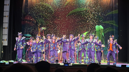 Comparsa 'Las Mariposas' de Punta Umbría durante su actuación en el Falla