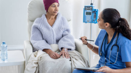 Mujer recibiendo tratamiento oncológico