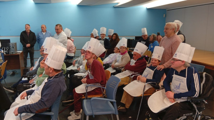 Miembros de la Asociación Rey Pelayo junto a las autoridades invitadas, asistiendo a la explicación de la tradición del Desarme