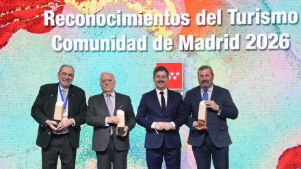 El alcalde de Navacerrada, Pablo Jorge, -primero por la izquierda- recoge la distinción