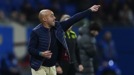 Víctor Martín da instrucciones durante un partido del Atlético Femenino.