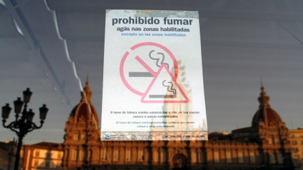 Señales de prohibido fumar en el restaurante de la Plaza María Pita, La Coruña