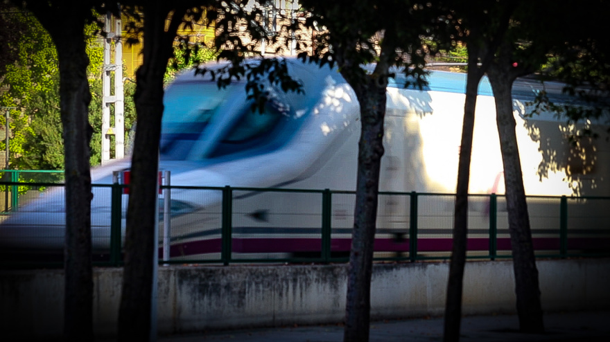 Tren AVE de Renfe a su paso por la estación de Palencia