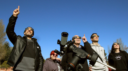 Un grupo de personas observa un eclipse parcial de Sol en Castilla y León
