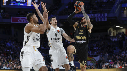 Edy Tavares y Alberto Abalde durante un partido del Real Madrid de la Eurolilga