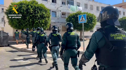 Agentes de la Guardia Civil durante la operación 'Puvicen' desarrollada en la barriada de las 200 viviendas de Roquetas de Mar (Almería).