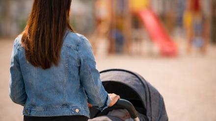 Una mujer con un carrito