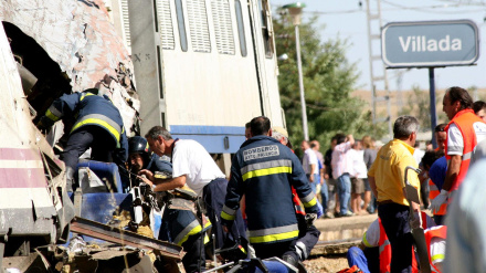 Bomberos del Ayuntamiento de Palencia rescatan a los heridos tras el descarrilamiento registrado en las inmediaciones de la estación de Villada