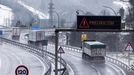 Camiones en la autopista del Huerna (AP-66)