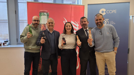 Parte del equipo de COPE Asturias y Ramón Méndez, de Coca-Cola, brindan por San Francisco de Sales, patrón de los periodistas