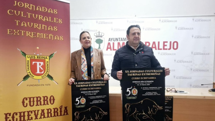 La concejala Josefina Barragán y el presidente de la Peña Luis Reina, Manuel Sánchez