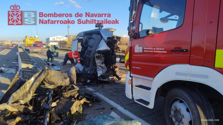Los servicios de emergencia intervienen en la furgoneta accidentada.