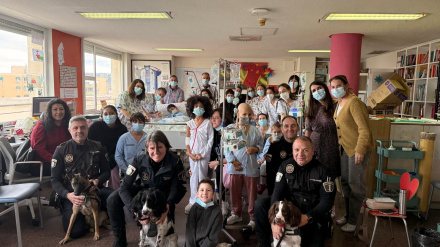 Sonrisas, juegos y perros policía en Pediatría del Hospital de Alicante