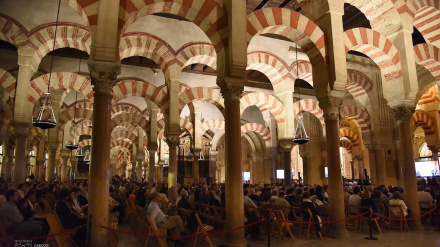 Feligreses asistentes a la Misa de Requiem en la Mezquita-Catedral