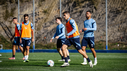 Zakharyan y varios compañeros durante un entrenamiento de la Real Sociedad en Zubieta
