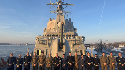 Los integrantes del buque con representantes de Lituania