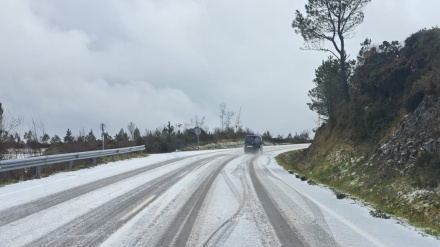 La nieve dificulta el tránsito por As Pontes