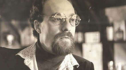 Fotografía de los años 80 del poeta Javier Egea (Granada 1952-1999), quien preparó una antología de su obra a la que puso un título inequívocamente gongorino y machadiano, "Soledades", y que se publica ahora, por primera vez, por la editorial Hiperion, casi treinta años después de que la hiciera y de que se suicidara en su Granada natal.