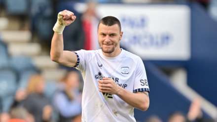Milutin Osmajic celebra un gol con la camiseta del Preston North End.