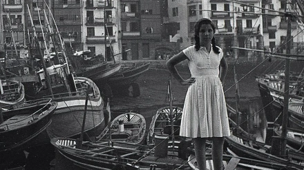 Vista del puerto viejo de Bermeo en la década de 1950