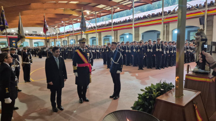 Debido a las condiciones meteorológicas el acto tuvo lugar en el interior