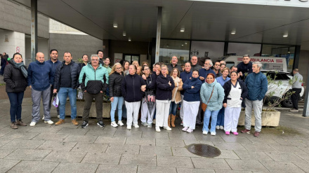 Personal de Tersum a las puertas de las Consultas Externas del HUB