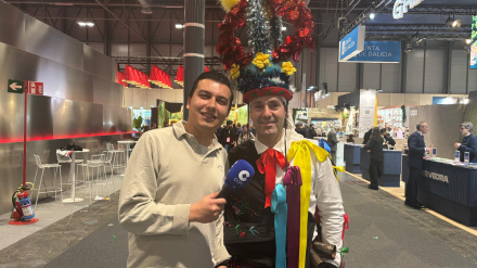 Pedro Rivero junto a Daniel, del Entroido ourensano de Manzaneda