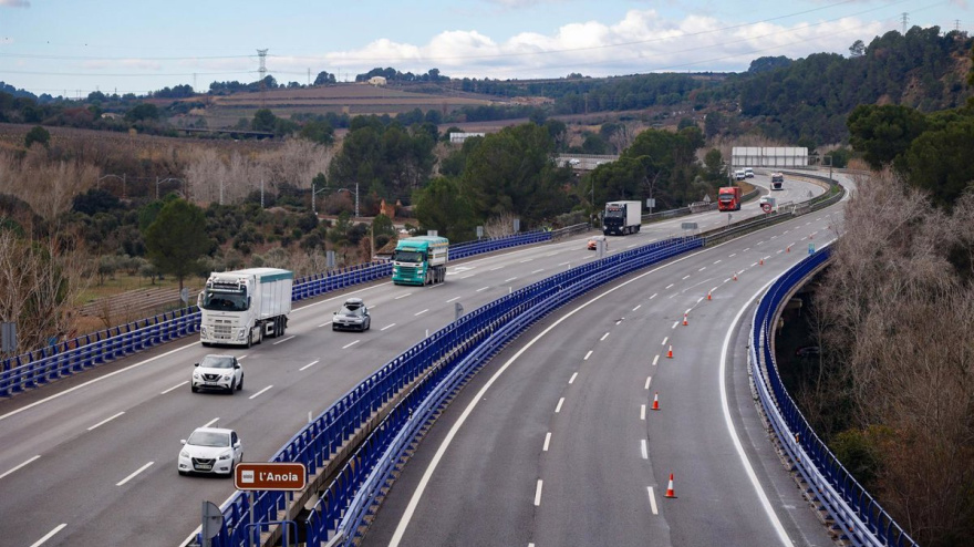 22/01/2026 Vehículos circulan por la AP-7 que ha sufrido cortes tras el accidente de tren entre las estaciones de Sant Sadurní d'Anoia y Gelida, a 22 de enero de 2026, en Barcelona, Catalunya (España). El pasado 22 de enero el convoy de la línea R4 se topó contra un muro de contención que había caído sobre la vía a causa del temporal, falleciendo uno de los maquinistas en prácticas que ocupaban la cabina en el momento, y dejando cinco heridos más.POLITICA Kike Rincón - Europa Press