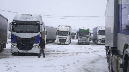 Unos 440 camiones y vehículos de gran tonelaje que circulan hacia Galicia a través de la Autovía A-52 'Rías Bajas' permanecen embolsados desde la madrugada de este viernes en áreas de servicio