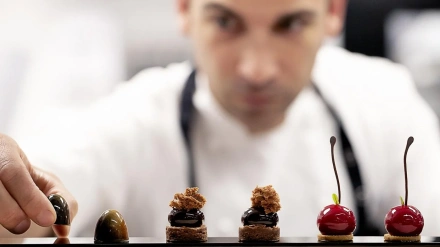 El pastelero Xavi Donnay, con algunas de sus preparaciones
