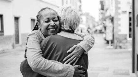 Mujeres jubiladas abrazándose