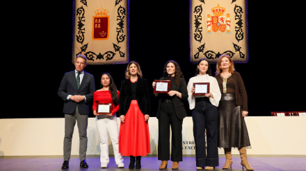 Entrega de menciones a los estudiantes en el auditorio Margarita Lozano