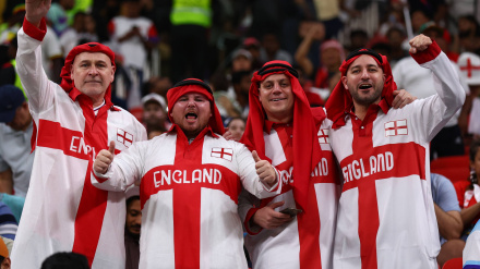 Aficionados ingleses ven un partido de su selección durante el Mundial de Qatar 2022.