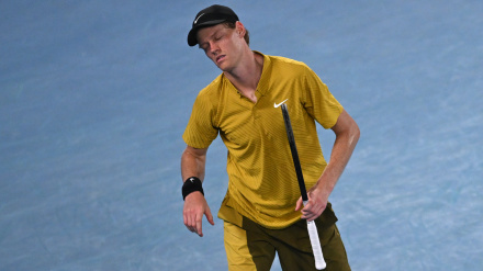 Jannik Sinner superó a su rival después de que el partido se parara por la norma del calor extremo.