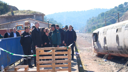 3DH7FMF Adamuz, Andalucia, Spain. 20th Jan, 2026. King Felipe VI of Spain, Queen Letizia of Spain visit the command post in Adamuz after a train collision in Adamuz (close to Cordoba), the authorities say at least 41 were killed and more than 150 were injured when a train collided with a derailed train on the evening of January 18 on January 20, 2026 in Adamuz, Spain (Credit Image: © Jack Abuin/ZUMA Press Wire) EDITORIAL USAGE ONLY! Not for Commercial USAGE!