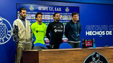 José Bordalás, Luis Milla, Juan Iglesias y el jefe de prensa del Getafe guardan un minuto de silencio.