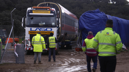Trabajos de retirada de las vías de los vagones del Iryo, este sábado en Adamuz