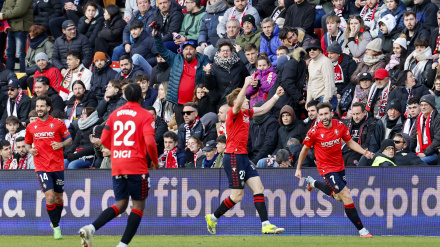 Jugadores del Osasuna celebran el gol marcado por el jugador del Rayo Jozhua Vertrouwd en propia puerta