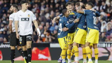 Los jugadores del Espanyol celebran el gol del jugador del Valencia Copete en propia puerta