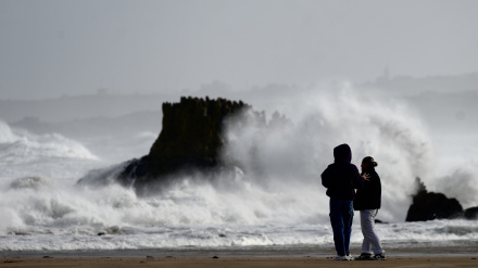 23/10/25 Santander Una pareja observa las olas producidas por la borrasca Benjamin en la playa de San Juan de la Canal EUROPA PRESS NACHO CUBERO